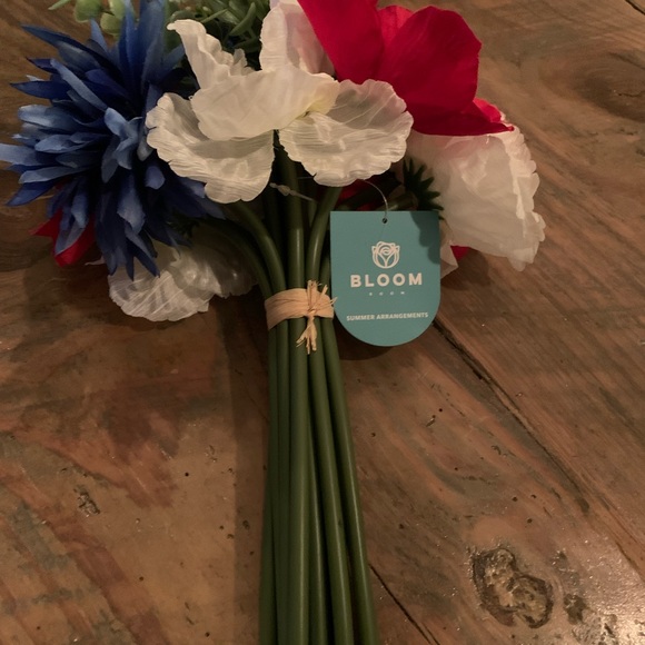 Bunch of Americana Faux Flowers 💐 - Picture 5 of 5